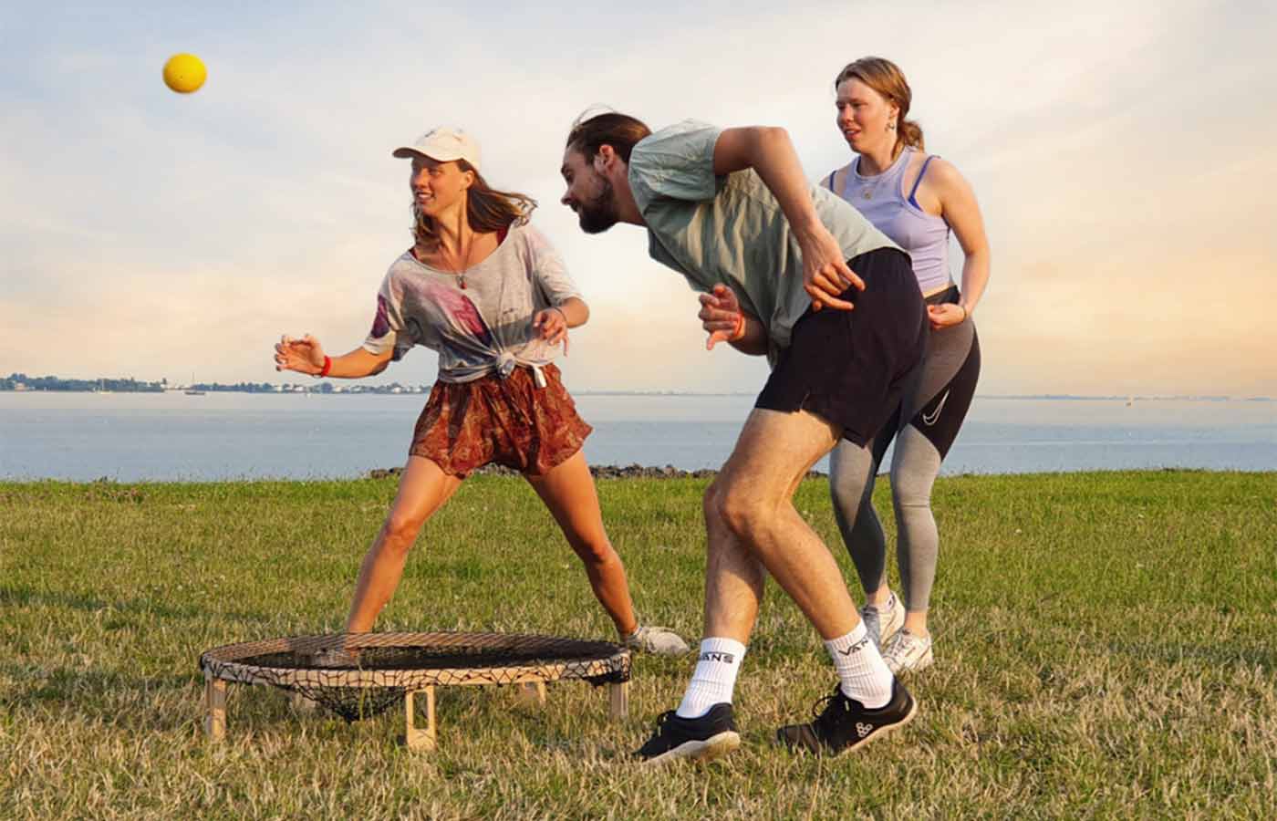 fun-outdoor-family-game-wooden-roundnet