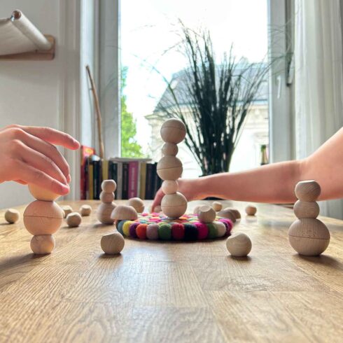 Ballance von Manukakids: Holz-Stapelspiel für Kinder und Erwachsene (6+) – Bild 5